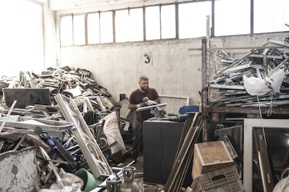 Cerca de 33.000 personas trabajan en este sector, según datos de la Federación Española de la Recuperación y el Reciclaje. En la imagen, Makuto (30 años) separando piezas metálicas en la chatarrería del Ñato en el Pozo del Tío Raimundo, en Vallecas (Madrid).