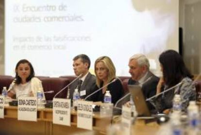 La alcaldesa de Alicante, Sonia Castedo (c), durante la inauguracin del IX Encuentro de ciudades comerciales "Impacto de las falsificaciones en el comercio local" que se celebra hoy en la OAMI. En la imagen, acompa?ada del vicepresidente de la OAMI, Christian Archambeau (2d); Daniel Marco, secretario autonmico de Turismo y Comercio (2i); Patricia Garca-Escudero, de la Oficina Espa?ola de Patentes y Marcas (i);y la concejala de Comercio del Ayuntamiento de Alicante, Beln Gonzlez.