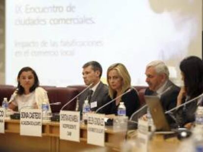 La alcaldesa de Alicante, Sonia Castedo (c), durante la inauguración del IX Encuentro de ciudades comerciales "Impacto de las falsificaciones en el comercio local" que se celebra hoy en la OAMI. En la imagen, acompañada del vicepresidente de la OAMI, Christian Archambeau (2d); Daniel Marco, secretario autonómico de Turismo y Comercio (2i); Patricia García-Escudero, de la Oficina Española de Patentes y Marcas (i);y la concejala de Comercio del Ayuntamiento de Alicante, Belén González.