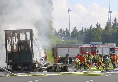 Bomberos trabajan junto a los restos calcinados de un autobús en la autopista A9, cerca de Münchberg, en el sur de Alemania.