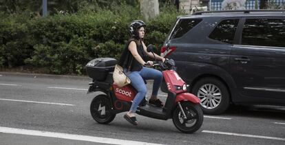 Una usuaria de una moto eléctrica compartida, en Barcelona.