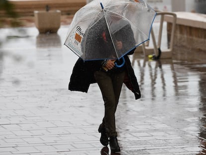 Una mujer se resguarda con un paraguas de la lluvia que caía en Almería el 5 de marzo.
