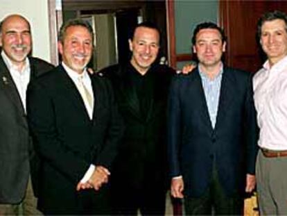 De izda. a dcha., Rick Dobbies, presidente de Sony Music International; Emilio Estefan, presidente de Crescent Moon Records; Thomas D. Mottola, Jaime de Polanco y Bob Bowlin, viceprsidente de Somy Music Entertainment.
