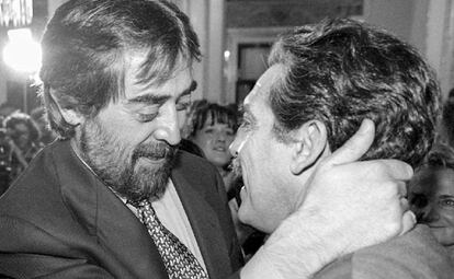 El exministro Juan Alberto Belloch abraza al diputado de IU, Diego López Garrido, el día que se aprobó el Código Penal de 1995.