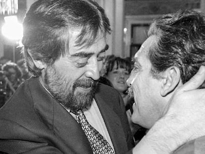 El exministro Juan Alberto Belloch abraza al diputado de IU, Diego López Garrido, el día que se aprobó el Código Penal de 1995.