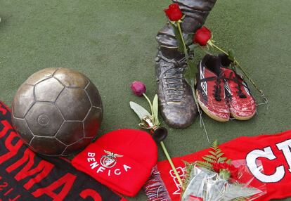 Una imagen tomada en 05 de enero 2014 muestra tributos dejados por los fans cerca de una estatua del futbolista frente al estadio del Benfica.