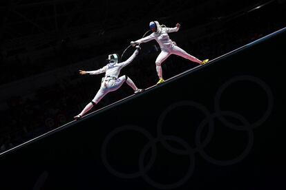 Choi Injeong de Corea del Sud (i) davant de Violetta Kolobova de Rússia competeixen en la modalitat d'espasa individual femení d'esgrima, al Carioca Arena 3 de Rio de Janeiro.