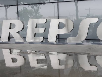 Repsol cierra la compra de 26 parques eólicos a Forestalia