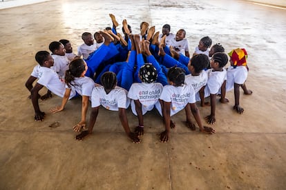 “En la capoeira tienes que confiar en el otro, en tu compañero”, explica Joana Vasconcelos, la profesora. “Es muy interesante como actividad para recuperar la autoestima y la confianza en los demás”.