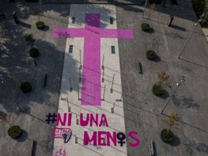 Unas 40 organizaciones impregnan en todo el país cruces rosas, símbolo de la lucha contra el feminicidio