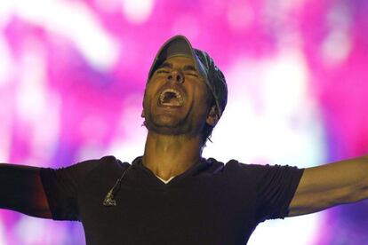 El cantante Enrique Iglesias durante el concierto en el Palau Sant Jordi de Barcelona.