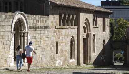 Façana del Conventet, amb els elements romànics que es van comprar el 1918 de Santa Maria de Besalú.