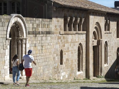 Fachada del Conventet, con los elementos románicos que se compraron en 1918 de Santa Maria de Besalú.