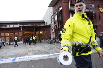 La policía mantiene acordonada la escuela, situada a dos kilómetros del centro de la ciudad, para continuar con la investigación mientras siguen los interrogatorios a alumnos y profesores del centro.