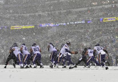 La nieve cae durante un partido de la NFL.