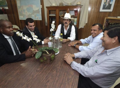 El presidente depuesto de Honduras, Manuel Zelaya, en la reunión con los candidatos presidenciales (de izquierda a derecha) Bernard Martínez, Elvin Santos, Porfirio Lobo y Felicito Ávila.