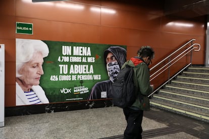 Cartel electoral de Vox en la estación de cercanías de Sol, el 21 de abril, en Madrid.