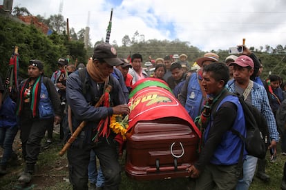 El cortejo fúnebre del líder regional indígena Fredy Campo Bomba, asesinado por pistoleros, en Caldono, Colombia, en 2023.