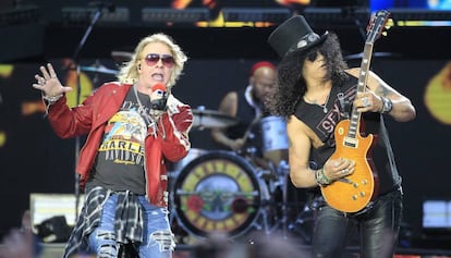 Los integrantes del grupo estadounidense Guns N?Roses, Axl Rose (i) y Slash, durante su concierto en el estadio Vicente Caldern de Madrid en 2017.