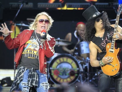 Los integrantes del grupo estadounidense Guns N´Roses, Axl Rose (i) y Slash, durante su concierto en el estadio Vicente Calderón de Madrid en 2017.