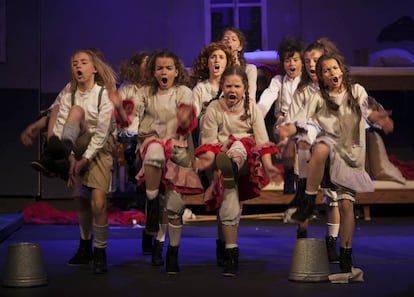 El Glee Club de Paracuellos durante un ensayo de la adaptación del musical 'Annie'.