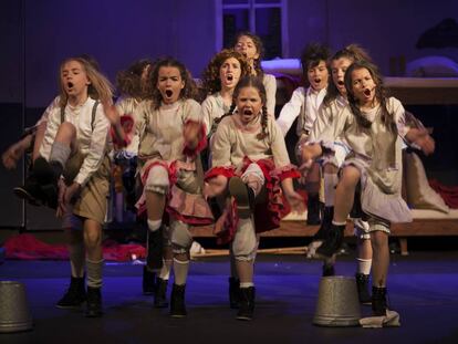 El Glee Club de Paracuellos durante un ensayo de la adaptación del musical 'Annie'.