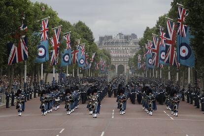 Miembros de la Royal Air Force (RAF) desfilan por The Mall hacia el Palacio de Buckingham en Londres, durante la celebración con motivo del centenario de la fuerza aérea de la Armada Británica.