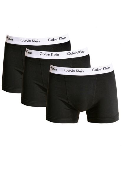 Clásicos calzoncillos de algodón elástico negros con goma en blanco. Son de Calvin Klein y cuestan unos 46 euros el pack de tres.