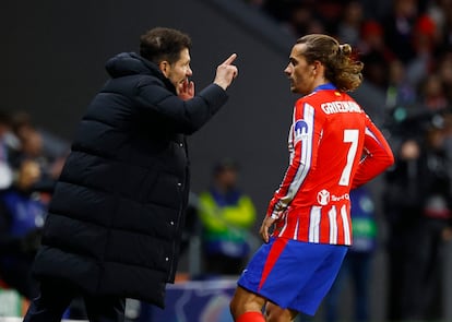 El entrenador del Atlético de Madrid Diego Simeone, habla en la banda con Antoine Griezmann.