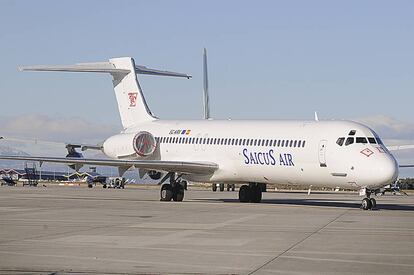 El MD-87, precintado en el aeropuerto de Barajas, en una imagen de archivo.