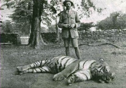 Jim Corbett con otro de los devoradores de hombres que abatió, el Soltero de Powalgarh.