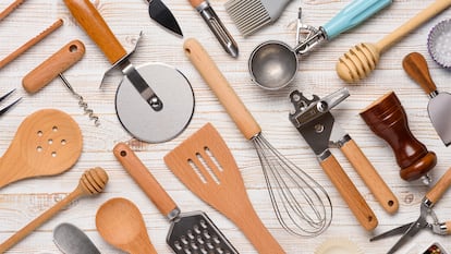 Muchas herramientas de cocina sobre una mesa