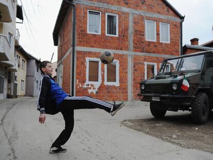 Un joven kosovar juega con la pelota en Mitrovica (Kosovo), en 2014.