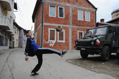 Un joven kosovar juega con la pelota en Mitrovica (Kosovo), en 2014.