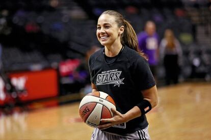 La exjugadora de baloncesto estadounidense está acostumbrada a romper moldes. En 1999 debutó en la WNBA, la versión femenina de la liga de baloncesto más importante del planeta, la NBA. En 2008, después de que EE UU no la convocara para participar en los Juegos Olímpicos de Pekín, Hammon se nacionalizó rusa, aprovechando que jugaba en el CSKA de Moscú (también lo hizo en Italia y España). Aquello le costó acusaciones de antipatriota, pero ella cumplió su sueño de ganar una medalla olímpica. El verano pasado, Hammon se retiró como jugadora y recibió una oferta para ser la entrenadora asistente de los San Antonio Spurs, la primera mujer en un cargo tan importante en la historia de la NBA. Ella explica su visión: “La WNBA se posiciona en favor de la igualdad. Significa mirar a las generaciones futuras. Todos debemos apoyar esta causa, alentar a la WNBA, porque si no lo hacemos ahora nadie nos garantiza que exista en el futuro. Es importante tener una visión que vaya más allá del presente. Hay que agradecer a esas pioneras y pioneros que pusieron los cimientos. A las futuras generaciones les digo que cuiden lo que tenemos, porque es como un bebé al que hay que amar. Y a Gregg Popovich (entrenador de San Antonio Spurs) le doy las gracias por la tremenda oportunidad que me ha dado, por creer en mí”.