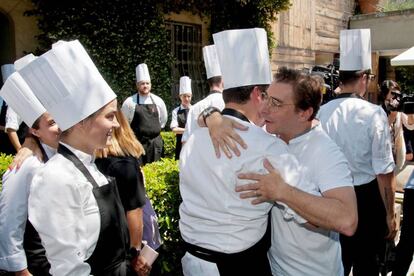 El repostero Jordi Roca, felicitado a su llegada al restaurante El Celler de Can Roca