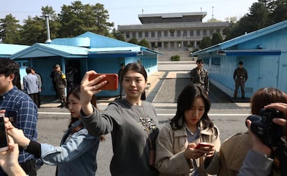 Turistas surcoreanos en la villa de Panmunjom, dentro de la Zona desmilitarizada (DMZ) que separa Corea del Norte y Corea del Sur.