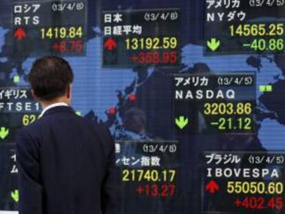 Un peatón se detiene ante una pantalla con los resultados de la Bolsa de Tokio. EFE/Archivo