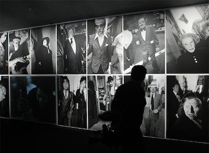 Instalacin de fotografas de Bruce Gilden en las que usa el primer plano para rendir su particular homenaje a las pelculas de cine negro.