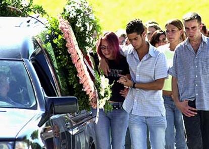 Familiares y amigos acompañan el féretro de Carmen Soria al cementerio de Villamartín.