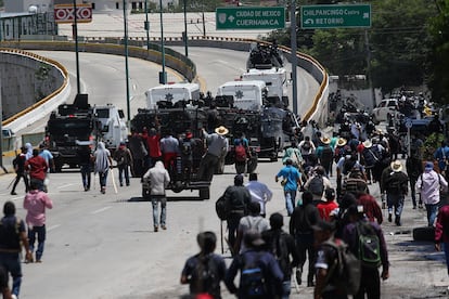 Un grupo arrebató a los elementos un vehículo blindado con el que derribaron las puertas del Congreso local y llegaron al recinto del Poder Ejecutivo. De acuerdo a la prensa local, las protestas se habrían desatado para exigir la liberación de dos líderes transportistas detenidos por la Fiscalía General de la República (FGR).