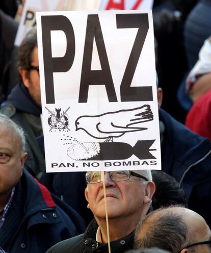 Un hombre sujeta un cartel a favor de la 'Paz' en Madrid.