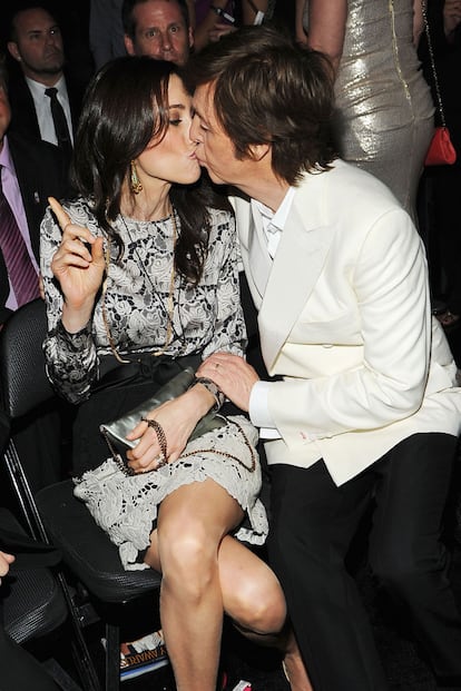 Paul McCartney con Nancy Shevell se dan un beso durante la gala.