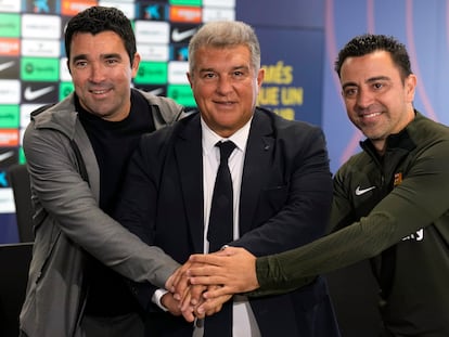 El presidente del FC Barcelona, Joan Laporta, junto al técnico Xavi Hernández y el director deportivo, Deco.