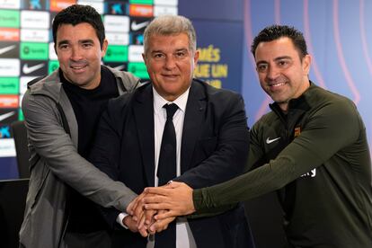 El presidente del FC Barcelona, Joan Laporta, el técnico Xavi Hernández, y el director deportivo Anderson Luis de Souza