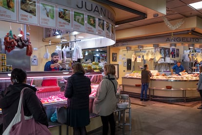 Varias personas compran en una carnicera en el mercado de la Encarnacin de Sevilla, el 3 de diciembre.