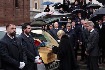 Marina Doria, acompañada de su hijo, el pasado 10 de febrero en el funeral de su marido, Víctor Manuel de Saboya, celebrado en Turín (Italia).