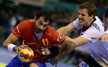 Daniel Sarmiento, central de la selección española, lucha con el lateral alemán Sven-Soeren Christophersen.