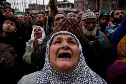 Una mujer musulmán mira hacia un clérigo que muestra la reliquia sagrada en el santuario Dastgeer Sahib el viernesl siguiente al Urs anual el 29 de enero, 2016 Srinagar, en Chachemira, India.