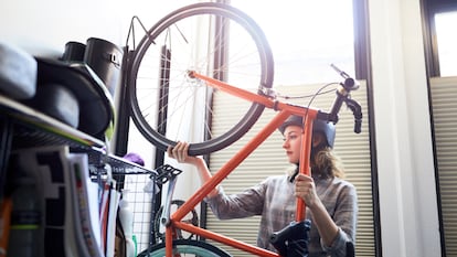 Permiten colgar la bicicleta en la pared para ocupar menos espacio. GETTY IMAGES.